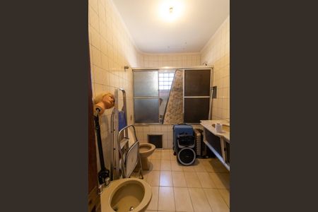 Casa à venda com 298m², 4 quartos e 4 vagasBanheiro do Quarto 1