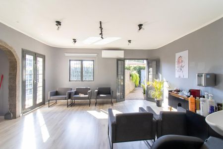 Casa à venda com 298m², 4 quartos e 4 vagasSala