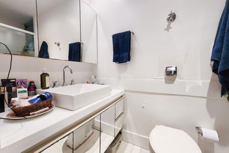 Apartamento à venda com 133m², 3 quartos e 2 vagas Apartamento à venda com 133m², 3 quartos e 2 vagasBanheiro social