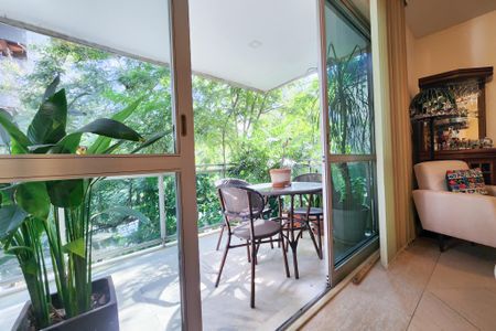 Apartamento à venda com 133m², 3 quartos e 2 vagas Apartamento à venda com 133m², 3 quartos e 2 vagasVaranda da Sala