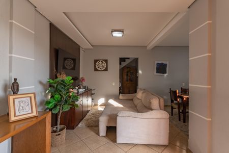 Casa à venda com 360m², 3 quartos e 6 vagas Casa à venda com 360m², 3 quartos e 6 vagasSala