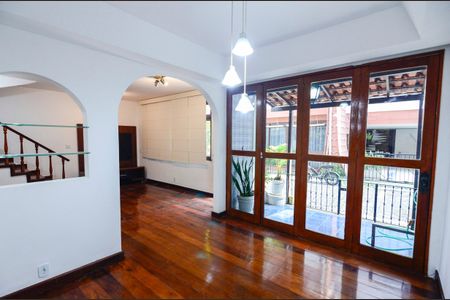 Casa à venda com 187m², 3 quartos e 2 vagasSala