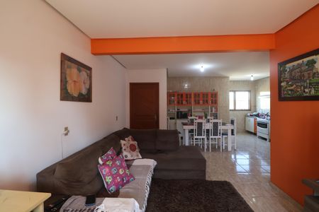 Casa à venda com 248m², 3 quartos e 2 vagasSala