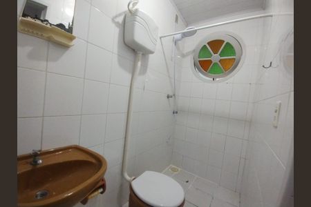Banheiro de kitnet/studio para alugar com 1 quarto, 27m² em Trindade, Florianópolis