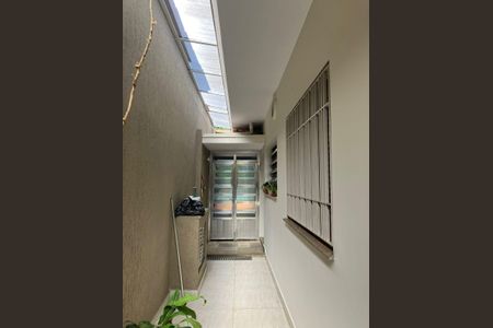 Casa à venda com 180m², 3 quartos e 5 vagas Casa à venda com 180m², 3 quartos e 5 vagasCorredor externo foto 2