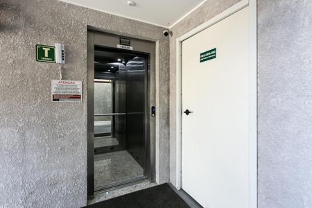Apartamento à venda com 40m², 2 quartos e sem vagaÁrea comum