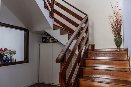 Casa à venda com 300m², 4 quartos e 3 vagasEscada
