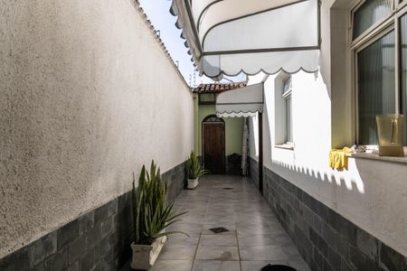 Casa à venda com 300m², 4 quartos e 3 vagasCorredor externo