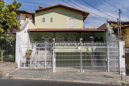 Casa à venda com 300m², 4 quartos e 3 vagasFachada