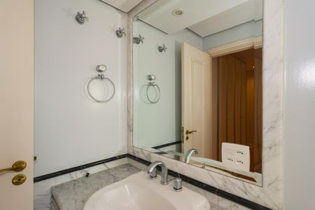 Apartamento para alugar com 373m², 5 quartos e 5 vagas Apartamento para alugar com 373m², 5 quartos e 5 vagasBanheiro da Suíte 4