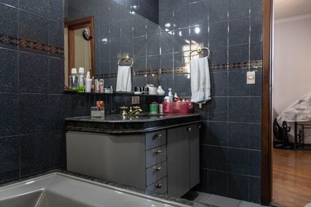 Casa à venda com 320m², 4 quartos e 3 vagasBanheiro da Suíte 1