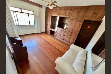 Casa à venda com 263m², 6 quartos e 3 vagasQuarto 4 - Suíte