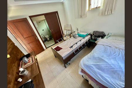 Casa à venda com 263m², 6 quartos e 3 vagasQuarto 1 - Suíte