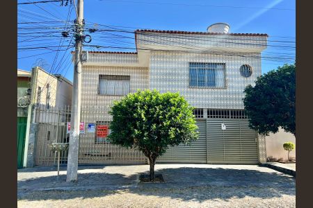 Casa à venda com 263m², 6 quartos e 3 vagasFachada