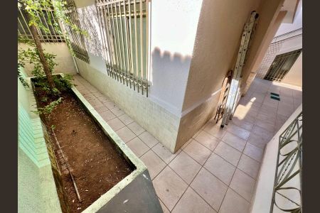 Casa à venda com 263m², 6 quartos e 3 vagasFundos casa