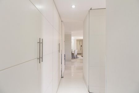 Apartamento à venda com 156m², 3 quartos e 3 vagasCorredor de Acesso aos Quartos