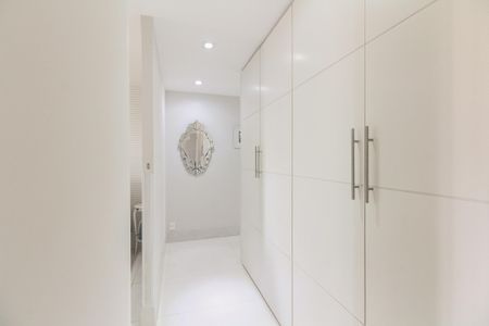 Apartamento à venda com 156m², 3 quartos e 3 vagasCorredor de Acesso aos Quartos