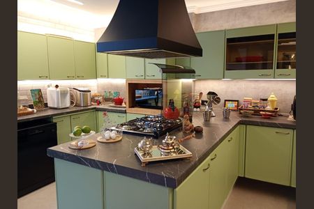 Apartamento à venda com 3 quartos, 207m² em Vila Suzana, São Paulo