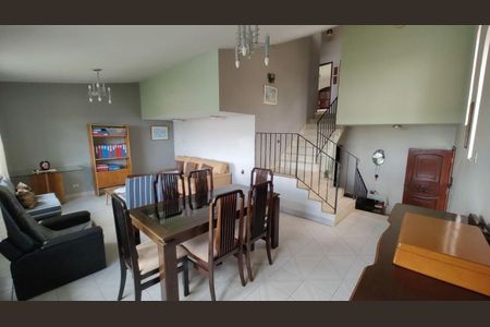 Casa à venda com 219m², 3 quartos e 4 vagas