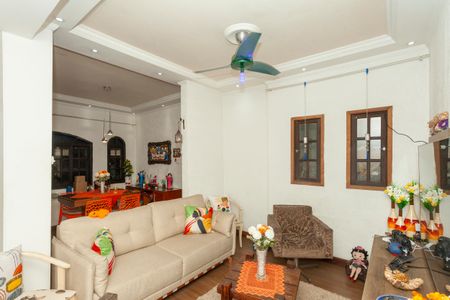 Casa à venda com 78m², 4 quartos e 3 vagasSala