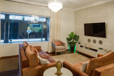 Casa à venda com 225m², 5 quartos e 4 vagas Casa à venda com 225m², 5 quartos e 4 vagasSala