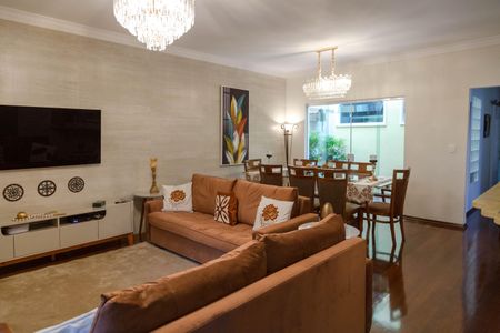 Casa à venda com 225m², 5 quartos e 4 vagas Casa à venda com 225m², 5 quartos e 4 vagasSala