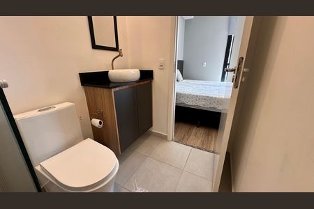 Banheiro social de kitnet/studio para alugar com 1 quarto, 27m² em Santo Amaro, São Paulo