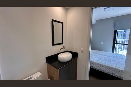 Banheiro social de kitnet/studio para alugar com 1 quarto, 27m² em Santo Amaro, São Paulo