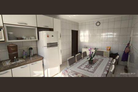 Casa à venda com 211m², 5 quartos e 4 vagas Casa à venda com 211m², 5 quartos e 4 vagasCozinha