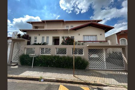 Casa à venda com 449m², 4 quartos e 6 vagas Casa à venda com 449m², 4 quartos e 6 vagasFoto 01