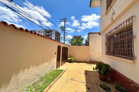 Casa à venda com 180m², 3 quartos e 6 vagas Casa à venda com 180m², 3 quartos e 6 vagasÁrea externa