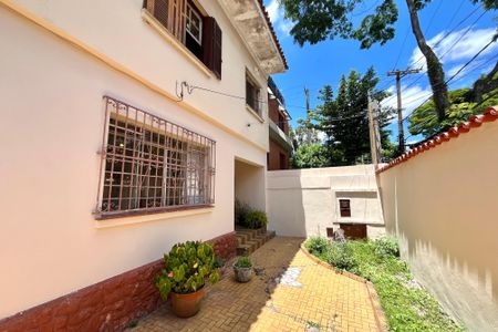 Casa à venda com 180m², 3 quartos e 6 vagas Casa à venda com 180m², 3 quartos e 6 vagasÁrea externa
