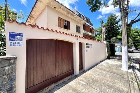 Casa à venda com 180m², 3 quartos e 6 vagas Casa à venda com 180m², 3 quartos e 6 vagasFachada