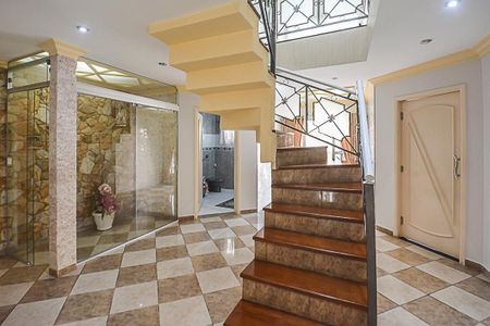 Casa de condomínio à venda com 700m², 5 quartos e 3 vagasEscada