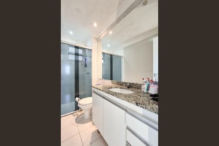 Apartamento à venda com 80m², 2 quartos e 1 vaga Apartamento à venda com 80m², 2 quartos e 1 vagaBanheiro Social