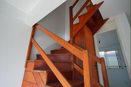 Casa de condomínio à venda com 72m², 3 quartos e 1 vagaEscada - Segundo Andar