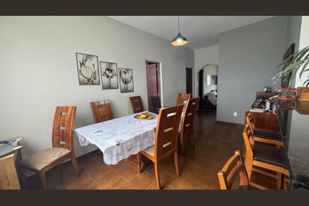 Casa à venda com 230m², 4 quartos e 4 vagasSala