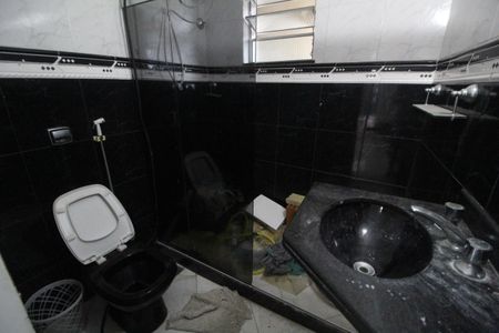 Banheiro de kitnet/studio para alugar com 1 quarto, 30m² em Tanque, Rio de Janeiro