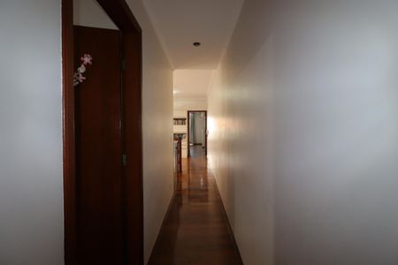 Casa à venda com 190m², 3 quartos e 4 vagasCorredor