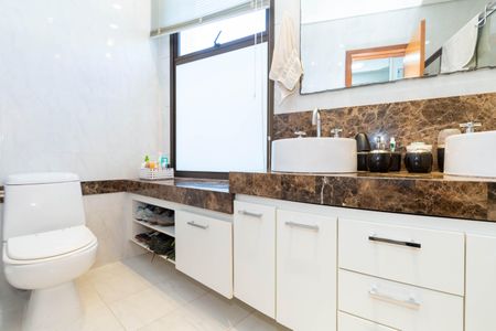Apartamento à venda com 208m², 4 quartos e 4 vagasBanheiro Social 1