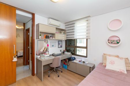 Apartamento à venda com 208m², 4 quartos e 4 vagasQuarto 2