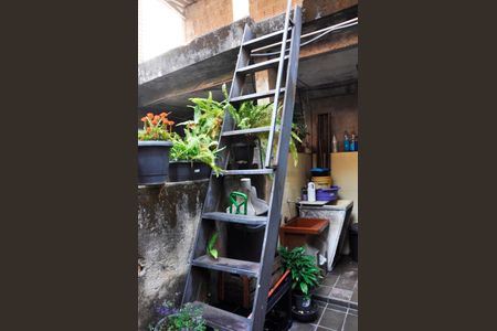 Casa à venda com 155m², 3 quartos e 2 vagas Casa à venda com 155m², 3 quartos e 2 vagasEscada