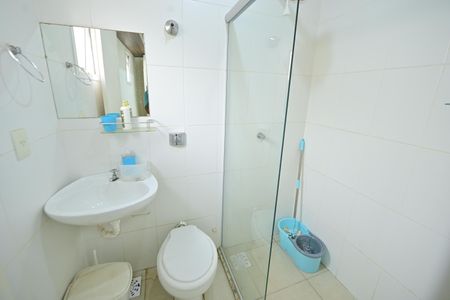 Casa de condomínio para alugar com 230m², 4 quartos e 4 vagasBanheiro de Serviço