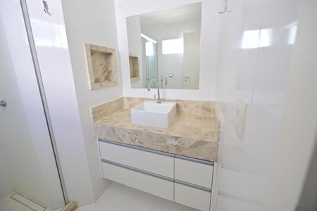 Casa de condomínio para alugar com 230m², 4 quartos e 4 vagasBanheiro Social