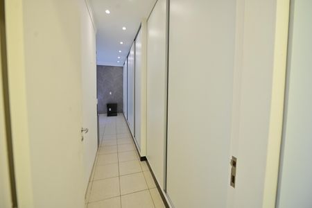 Casa de condomínio para alugar com 230m², 4 quartos e 4 vagasCorredor
