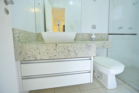 Casa de condomínio para alugar com 230m², 4 quartos e 4 vagasBanheiro da Suíte 1