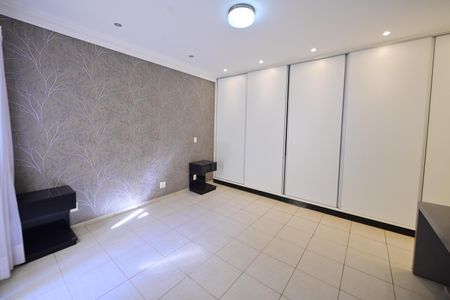 Casa de condomínio para alugar com 230m², 4 quartos e 4 vagasSuíte 3