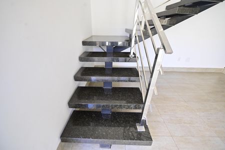 Casa de condomínio para alugar com 230m², 4 quartos e 4 vagasEscada