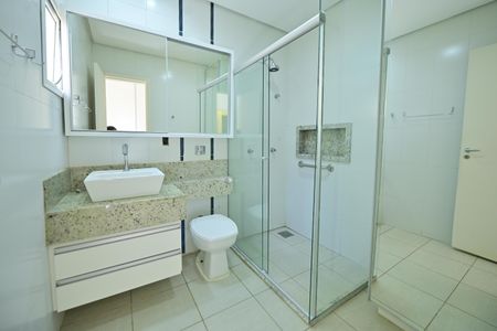 Casa de condomínio para alugar com 230m², 4 quartos e 4 vagasBanheiro da Suíte 2