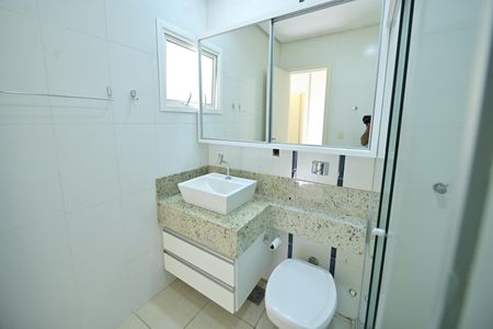 Casa de condomínio para alugar com 230m², 4 quartos e 4 vagasBanheiro da Suíte 2